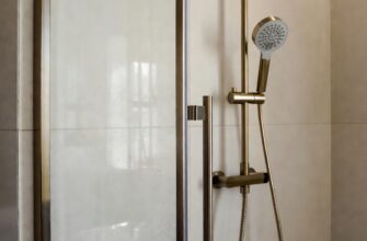 Как выбрать надёжные металлические перегородки для душевой кабины — без переплат и ошибок